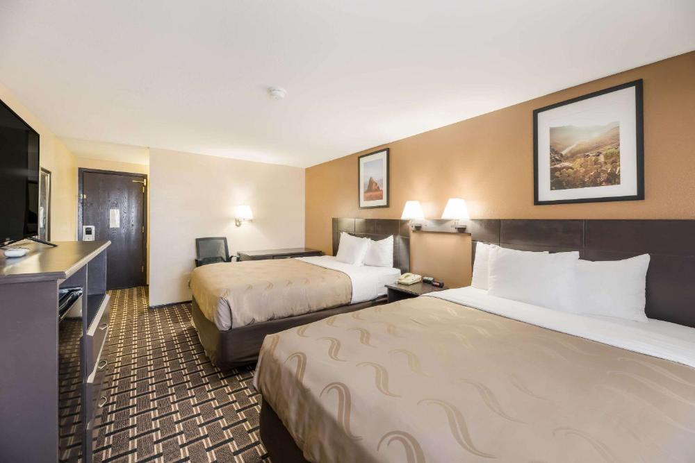 Queen Room with Two Queen Beds - Non-Smoking interior