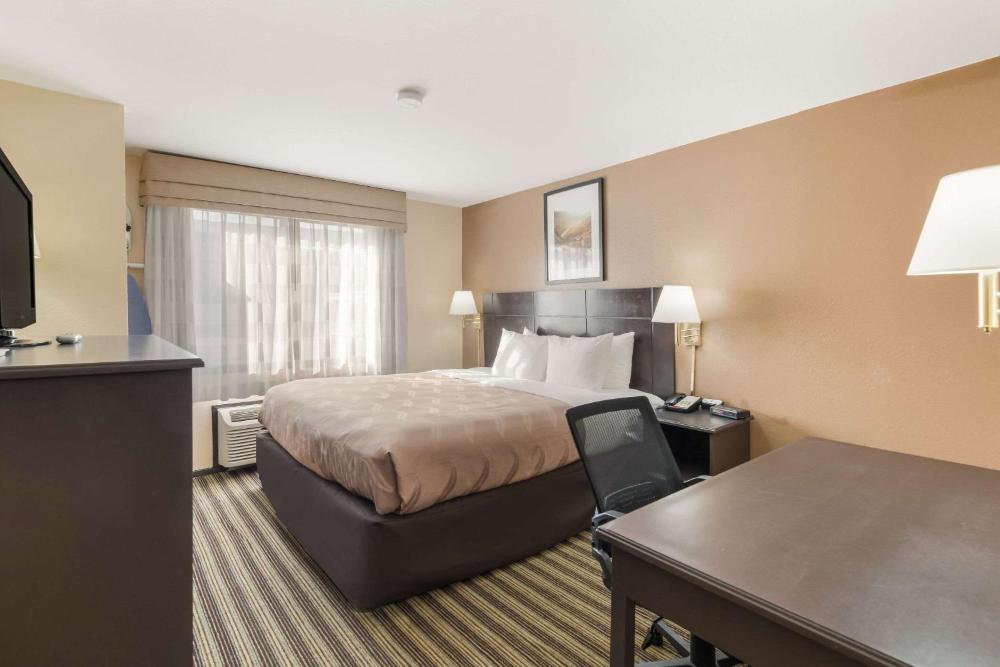 King Room - Non-Smoking interior